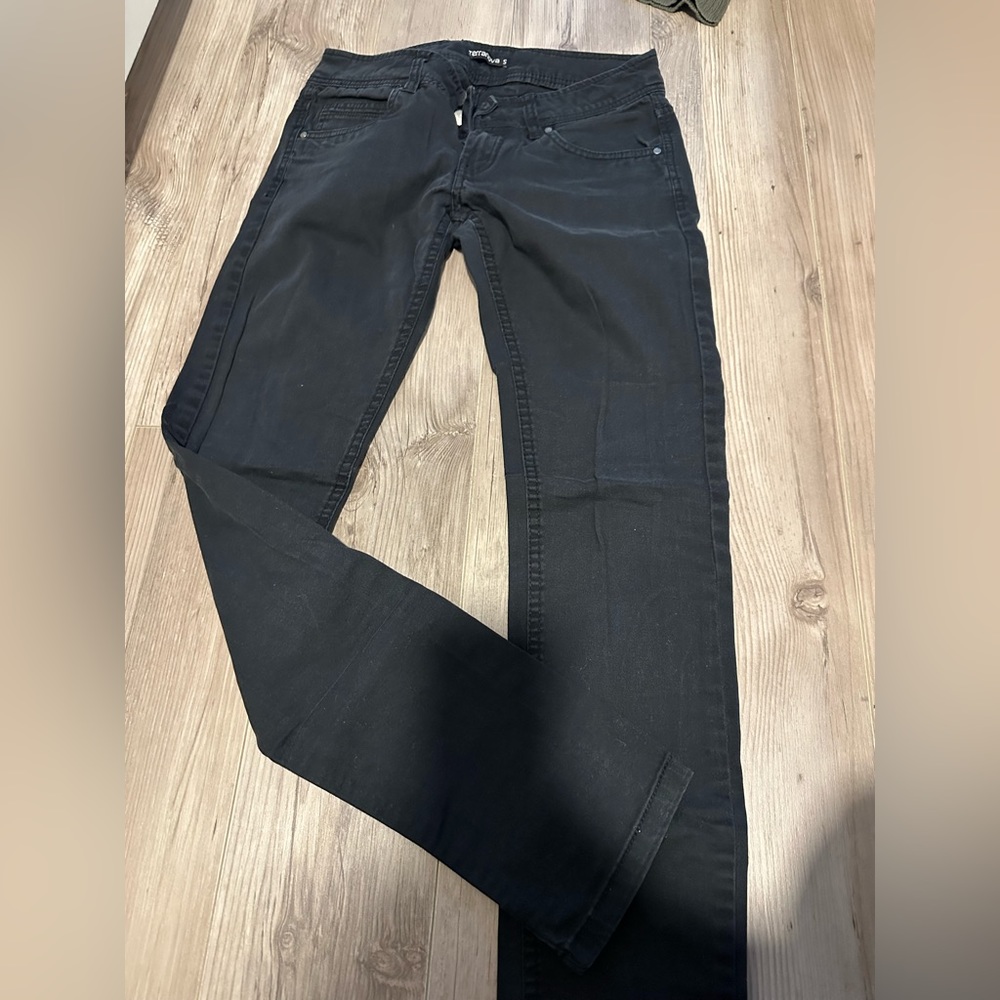 Low waisted black jeans with straight leg